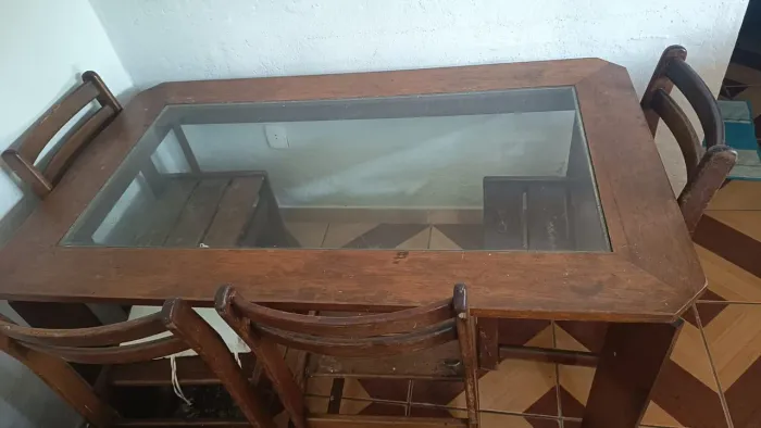 250,00 mesa de madeira com tampo de vidro