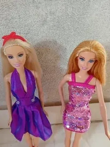 Barbies lindas com vestidos e sapatos.