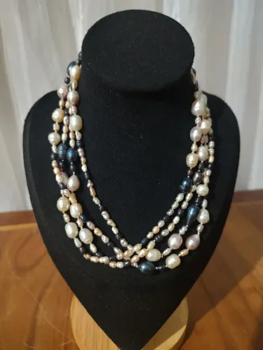Colar de pérolas verdadeiras 