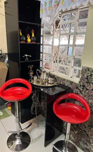 Barzinho elegante com cadeiras