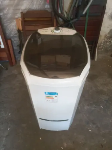 Vendo um tanquinho suggar 10kg semi novo. Tel *