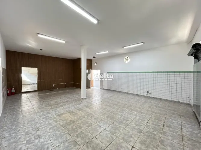 Loja disponível para locação no bairro Santa Mônica em Uberlândia-MG.