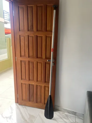 Remo de alumínio e pá de plástico