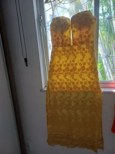 Vestido amarelo longo de renda