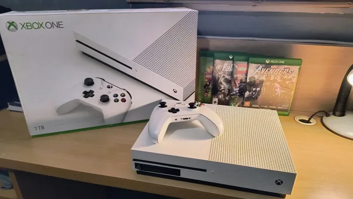 Xbox One S - 1Tb - 1 Controle e 4 jogos