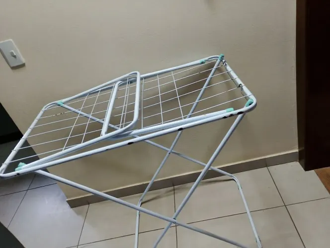 Vendo um varal dobrável espaçoso