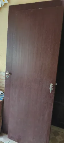 Vende-se uma porta interna de banheiro, e duas folhas de vidro para porta de correr