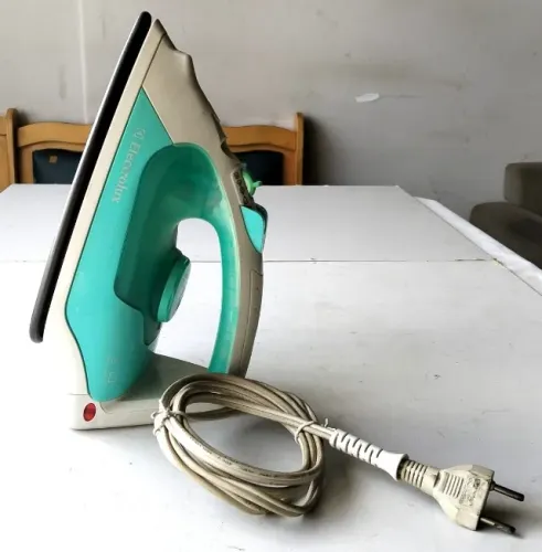 Ferro de Passar Roupas Electrolux (Modelo SIE30) - Usado - Funcionando 