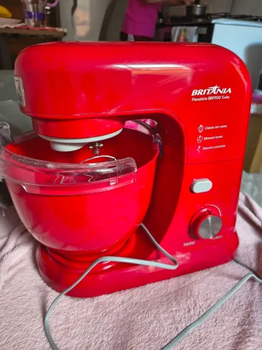 Batedeira planetária Britânia 700w com todos acessórios (nova)