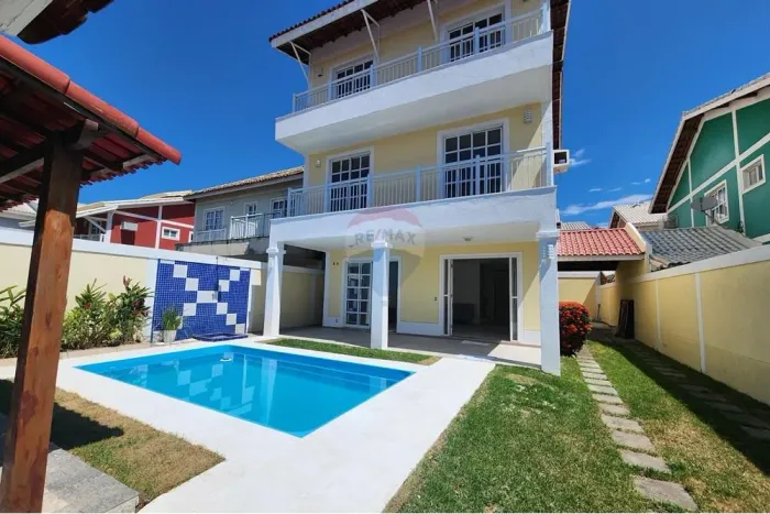 Encante-se com esta magnífica casa triplex de 300m² com 4 suítes sendo uma suítemaster - l