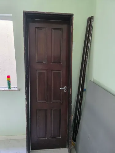 Porta de Madeira Maciça com Batente