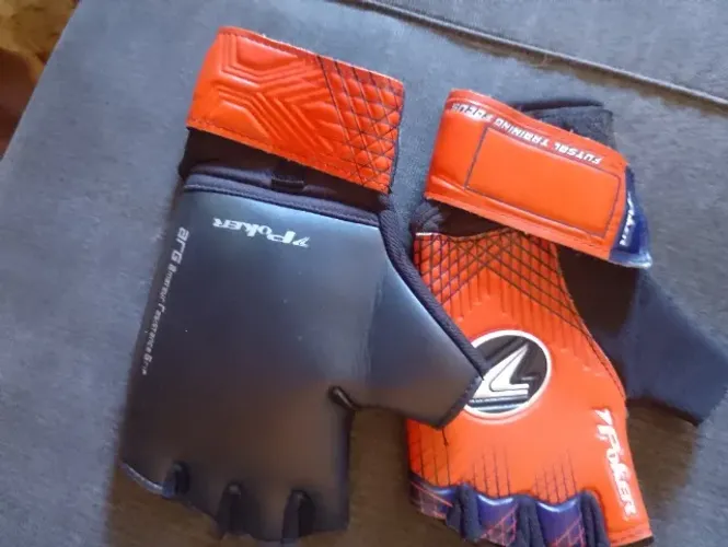 Uma luva de goleiro de futsal número 10 nunca foi usada