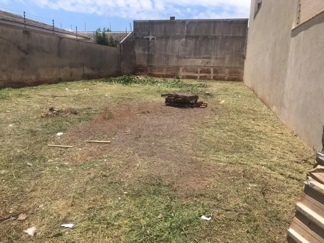 Terreno amplo, plano e murado com 360 m² em localização estratégica