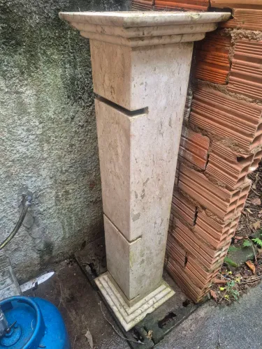 Coluna/Pedestal Decorativo em Mármore Travertino