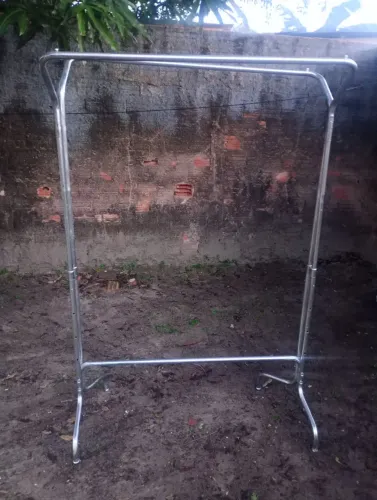 Araras de roupas cor inox