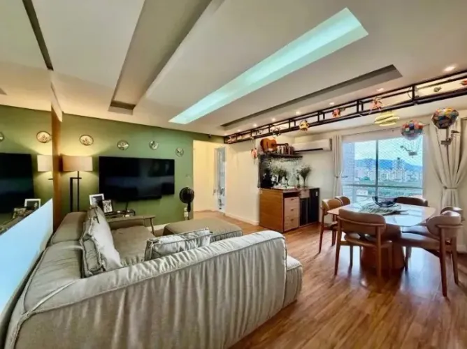 2 dormitórios, sendo 1 suíte com sacada e vista livre para o Canal 6