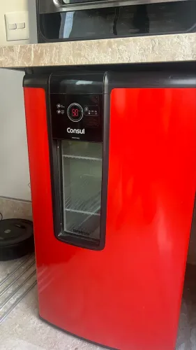 Linda cervejeira vermelha Cônsul