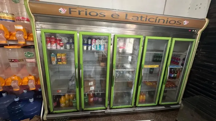 Vendo freezer de 5 portas em perfeito estado de funcionamento.Apenas 3.500$