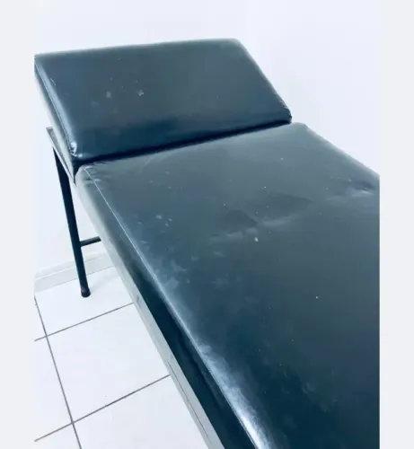 Maca Estética e Tatuagem Preta com Cabeceira Articulada, mocho e escada auxiliar
