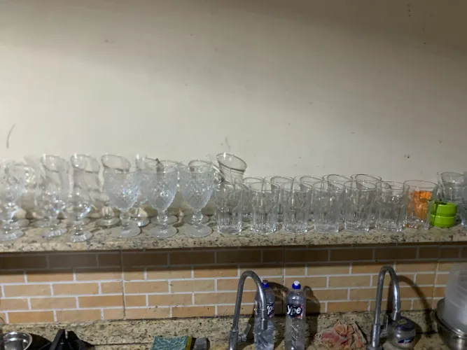 Pratos, copos, talheres e taças 