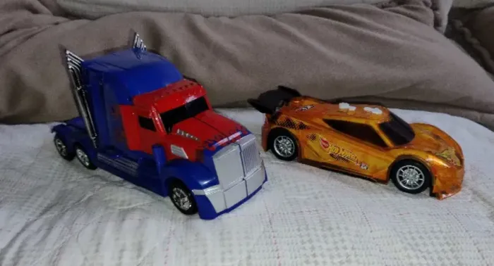 Caminhão Vira Robô Optimus Prime (Transformers) + Carro Hot Wheels Programing da Multikids