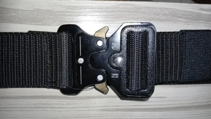 Cinto militar tamanho até 120 cm regulável com fechadura de garra novo