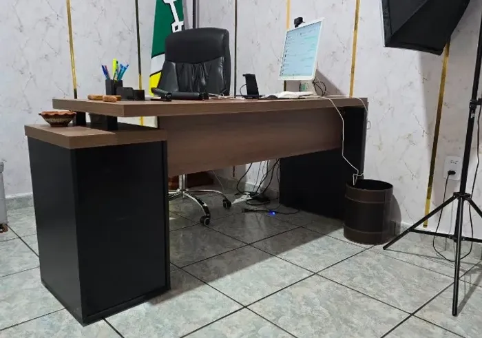 Esta mesa operacional da marca Artany, com acabamento nogal e preto, possui um design mode