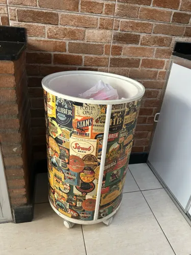 Cooler grande com rodinhas - temático cervejas
