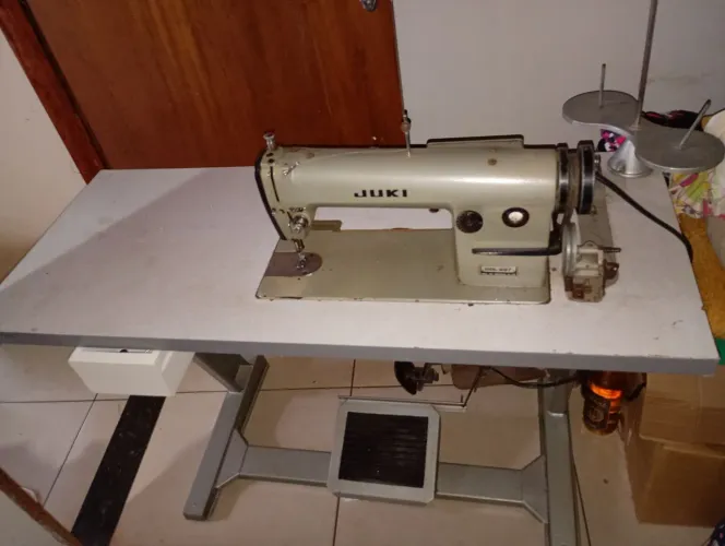 Vende-se máquina de costura reta