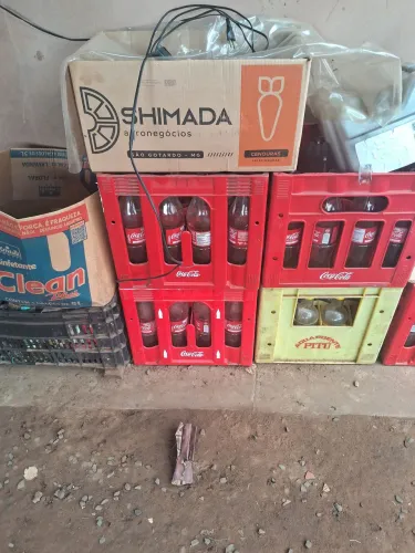 Engradados de Coca-Cola e Jamel