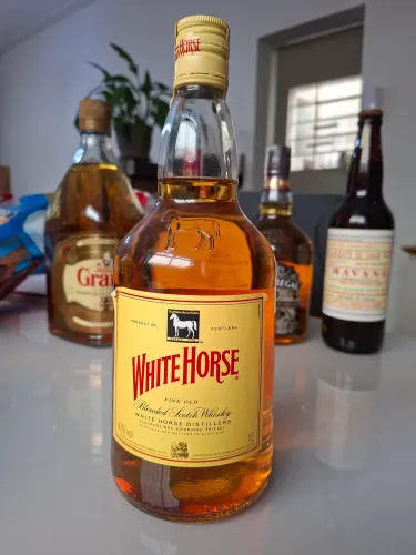 White Horse Fine Old - Coleção de whiskey de 1° linha com mais de 20 anos guardado