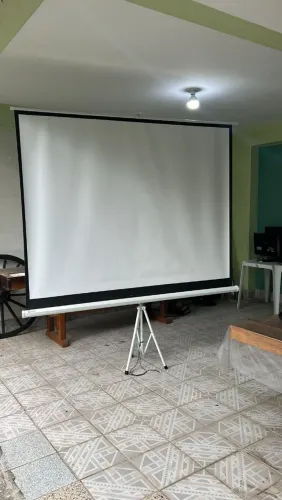 Telão para projetor com tripe retrátil 2,0 x 1,80