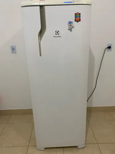 VENDO GELADEIRA ELECTROLUX RFE39- Não gela