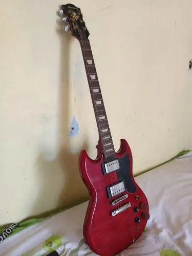Guitarra muito boa. Aceito celular