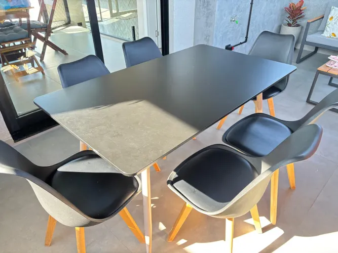 Mesa com 6 cadeiras