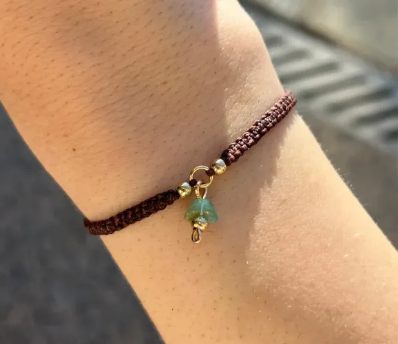 Pulseira em macramê marrom flor pequena
