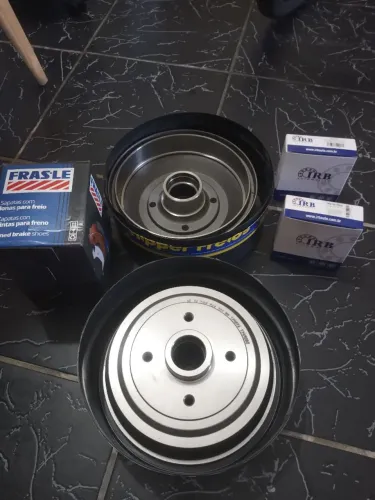 TAMBOR DE FREIO CORSA , KIT DOS DOIS LADOS , TUDO NOVO.