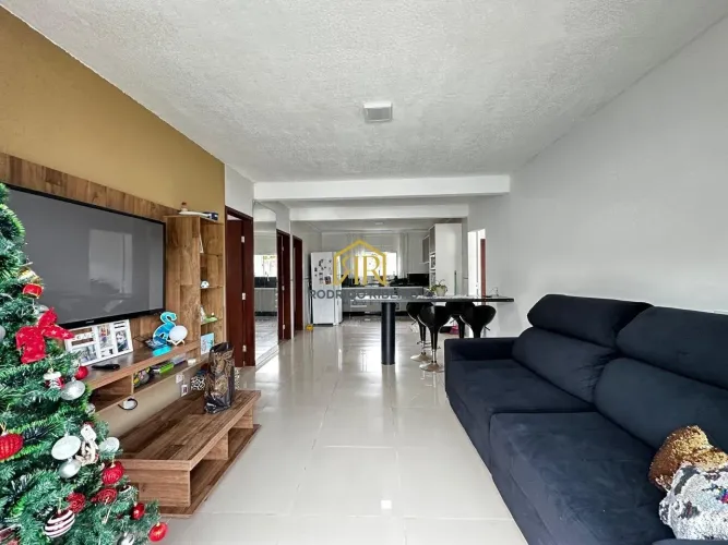 Excelente casa horizontal no Bairro Sambaqui!!!
