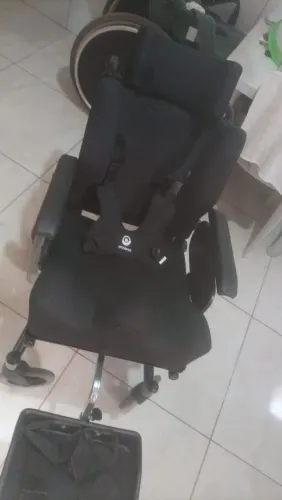 Vende-se uma cadeira de roda está nova era da minha filha