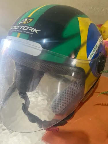 Capacete semi novo 