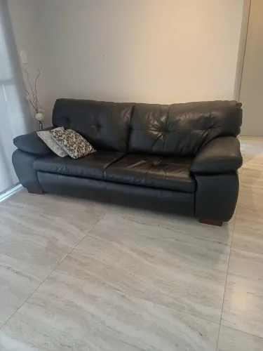 Sofá couro legítimo 3 lugares preto novissimo