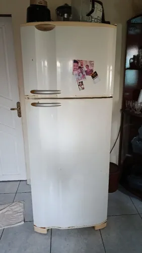 Geladeira ...faz é gelar