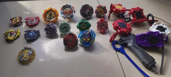 LOT DE BEYBLADE BURST TAKARA TOMY
