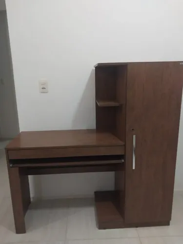 Mesa ou escrivaninha para computador (cor amadeirada)
