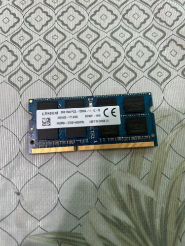 Memória RAM Kingston de 8GB DDR3L para notebook, operando na frequência de 1600MHz