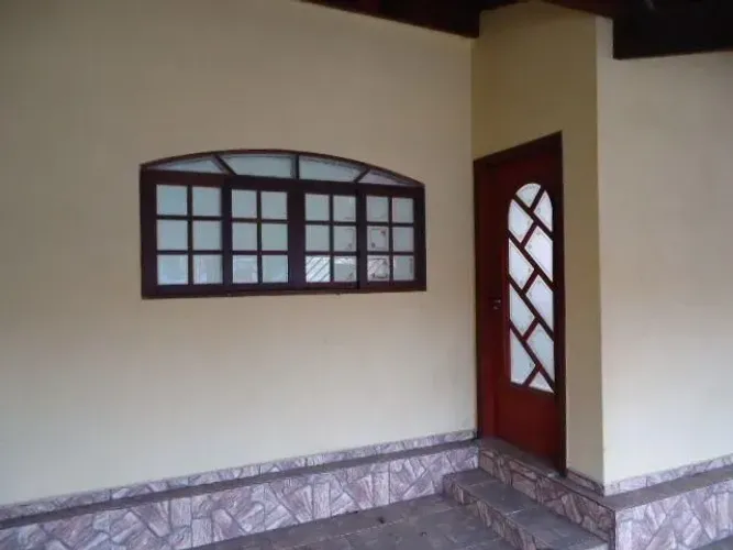 CASA A VENDA OU ALUGUEL COM 3 QUARTOS E 70M² NO BAIRRO VILA BELA EM TAUBATÉ