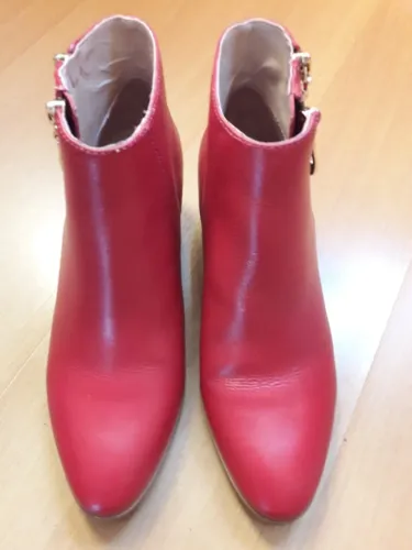 Bota de couro vermelha, cano curto, Jorge Bischoff, com ziper lateral, nr. 35, salto 4 cm.