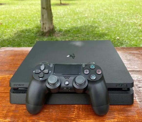 Ps4 com caixa conservado + 5 jogos 