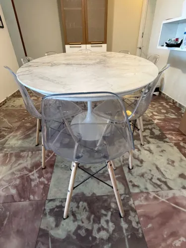 Mesa Saarinen Oval 8 lugares - Tampo Mármore Branco Paraná + Base Branca 