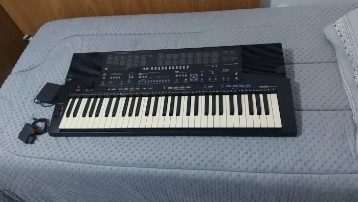 Teclado YAMAHA PSR-410 com pedal. Pouco tempo de uso.